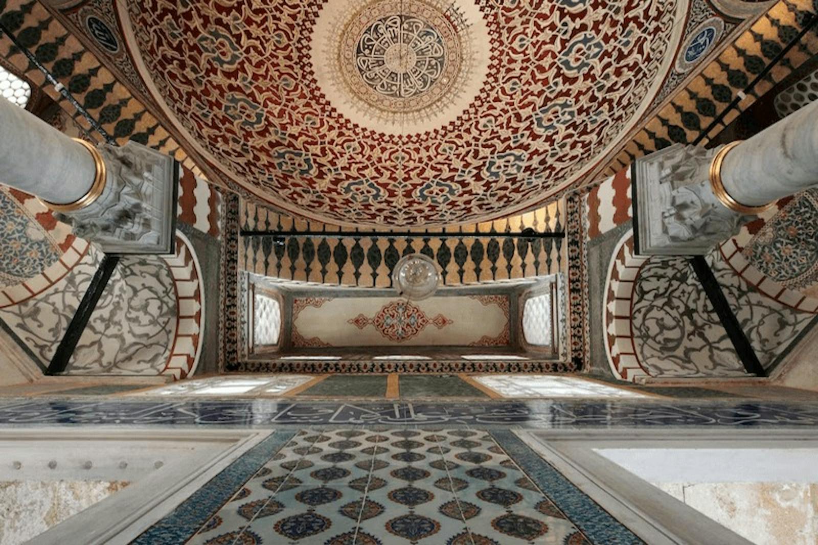 Innenansicht des Topkapı-Palastes unter einer Kuppel