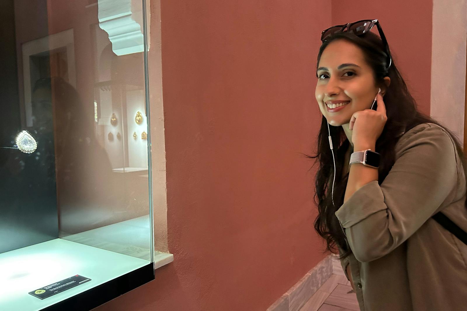 Lächelnde Frau vor Vitrine im Topkapı-Palast