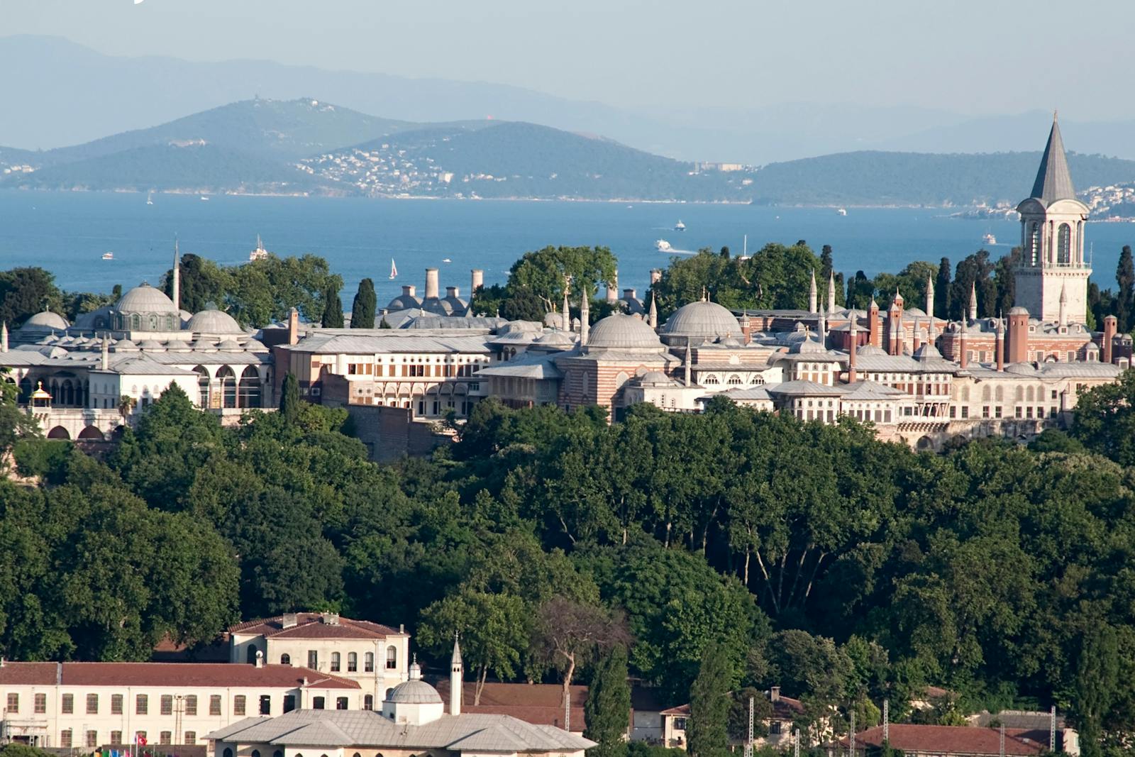 Panoramablick auf den Topkapı-Palast über dem Bosporus