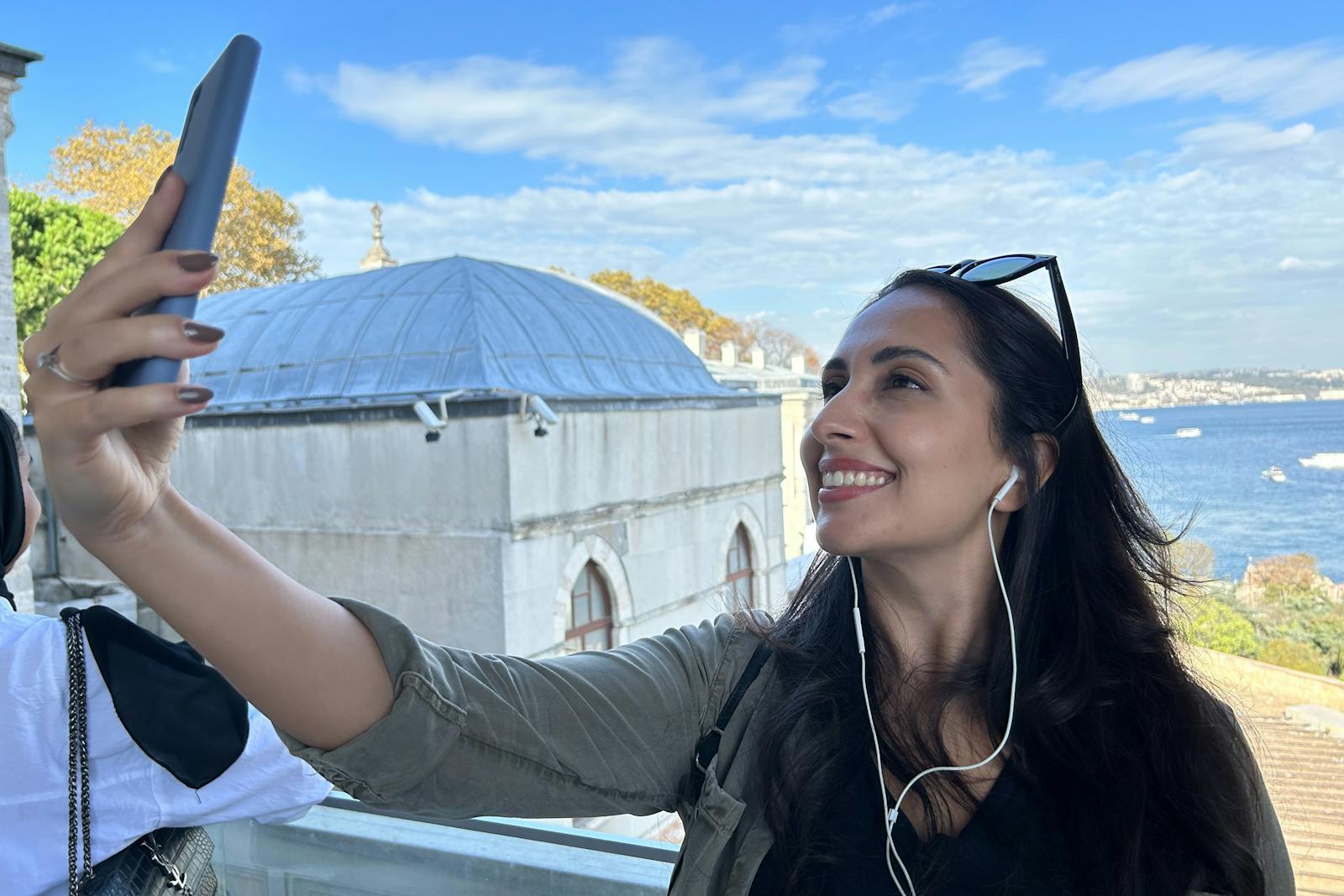 Donna sorridente che scatta una foto al Palazzo di Topkapi