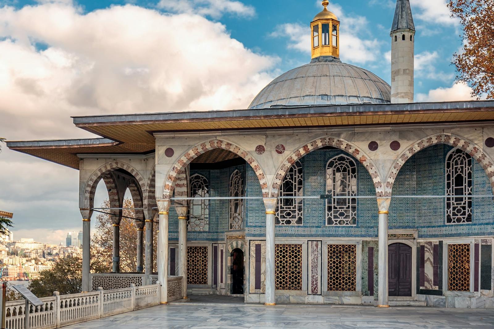 Vista del Palazzo di Topkapi sotto un cielo azzurro