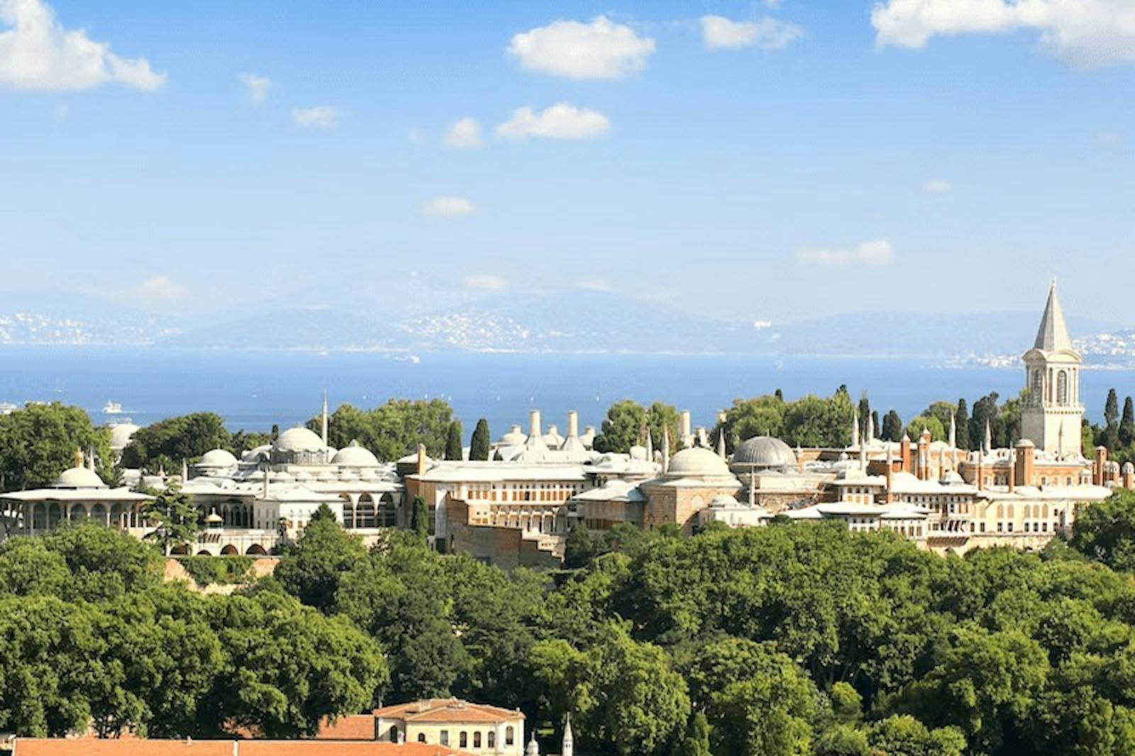 Vista panoramica del Palazzo di Topkapi sopra il Bosforo