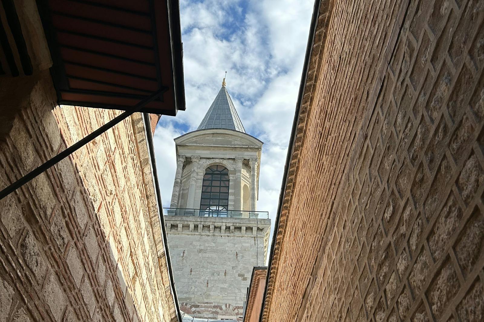 Uitzicht op de toren van het Topkapipaleis tussen de muren