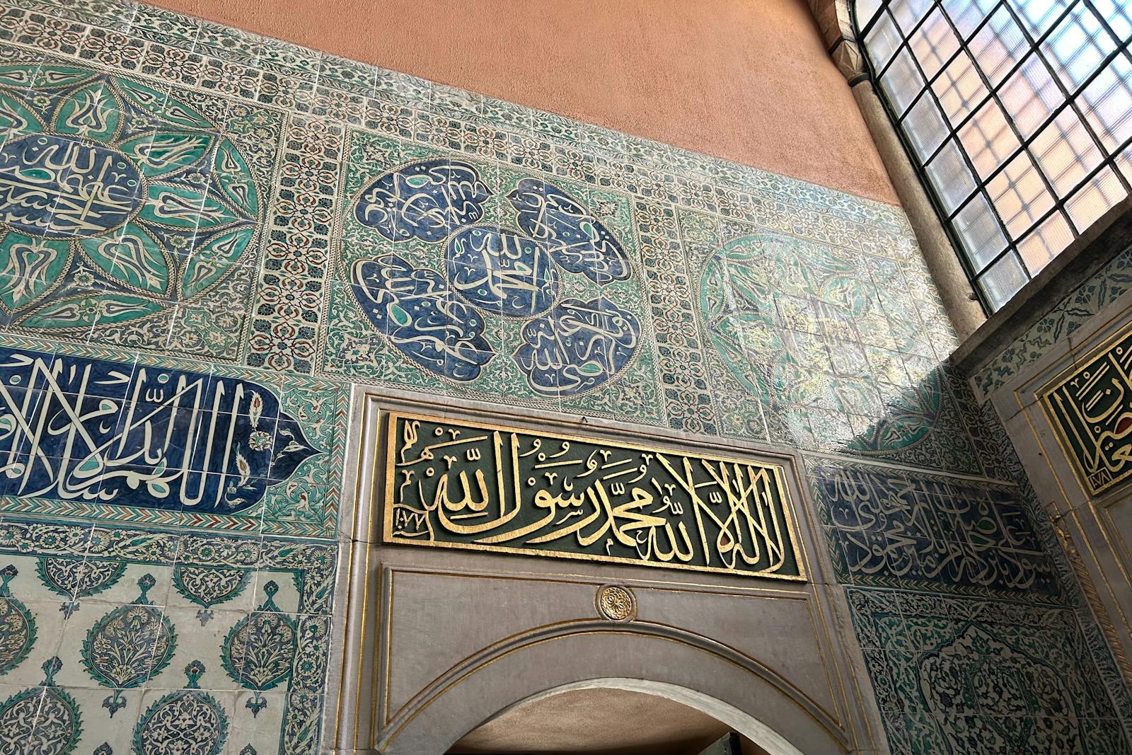 Detaliu al mozaicurilor și caligrafiilor de la Palatul Topkapi